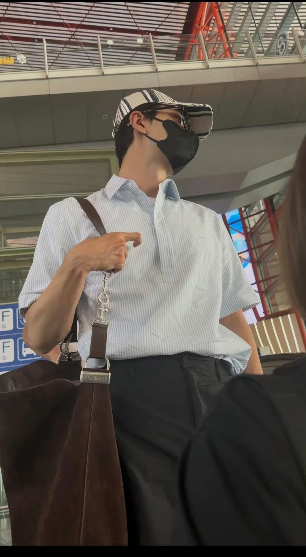 塄大一只我哥哥是巨人哈哈哈哈哈哈 