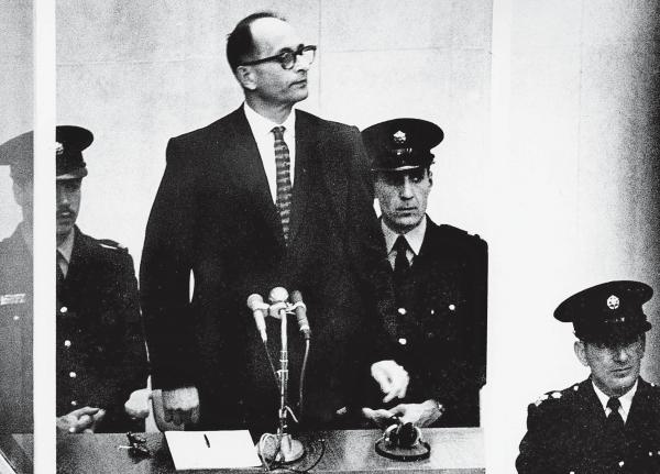 1960年，以色列特工把车停到路边，看到纳粹高官出现，特工突然窜出，对方愣神之际