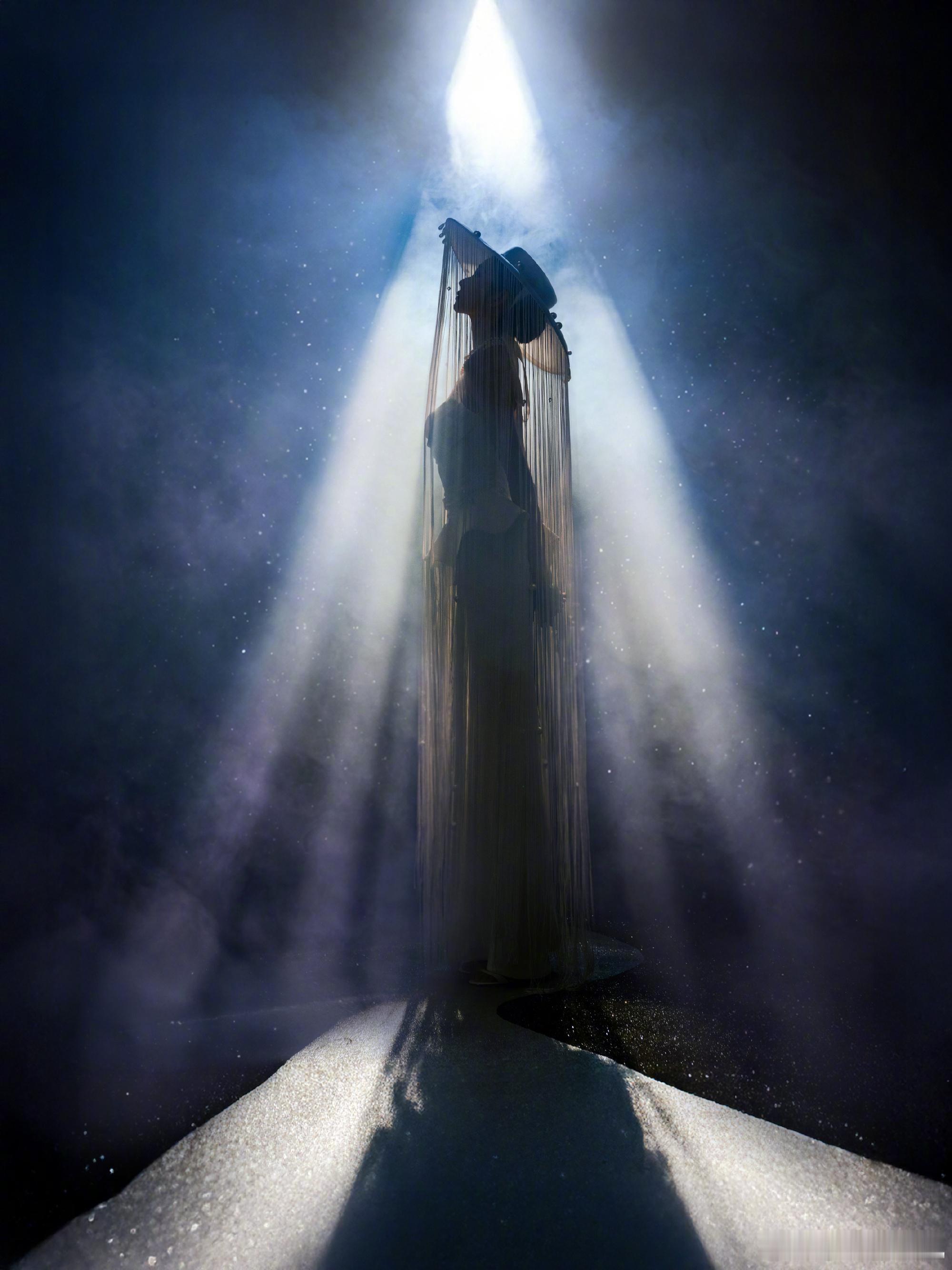 张艺凡帽子押题春晚 春晚伞舞名场面加一！张艺凡同款流苏帽子太吸睛，与舞台造型浑然