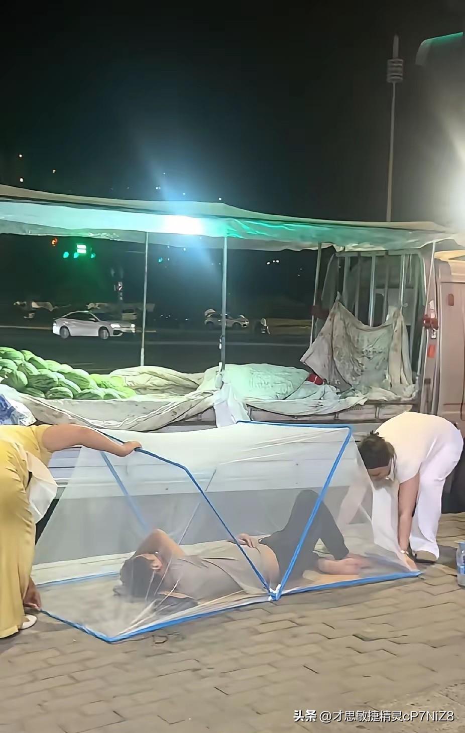 深夜1点多钟了，一名女子无意间从窗口看了看外面街头，接下来的一幕，让人直呼感动了