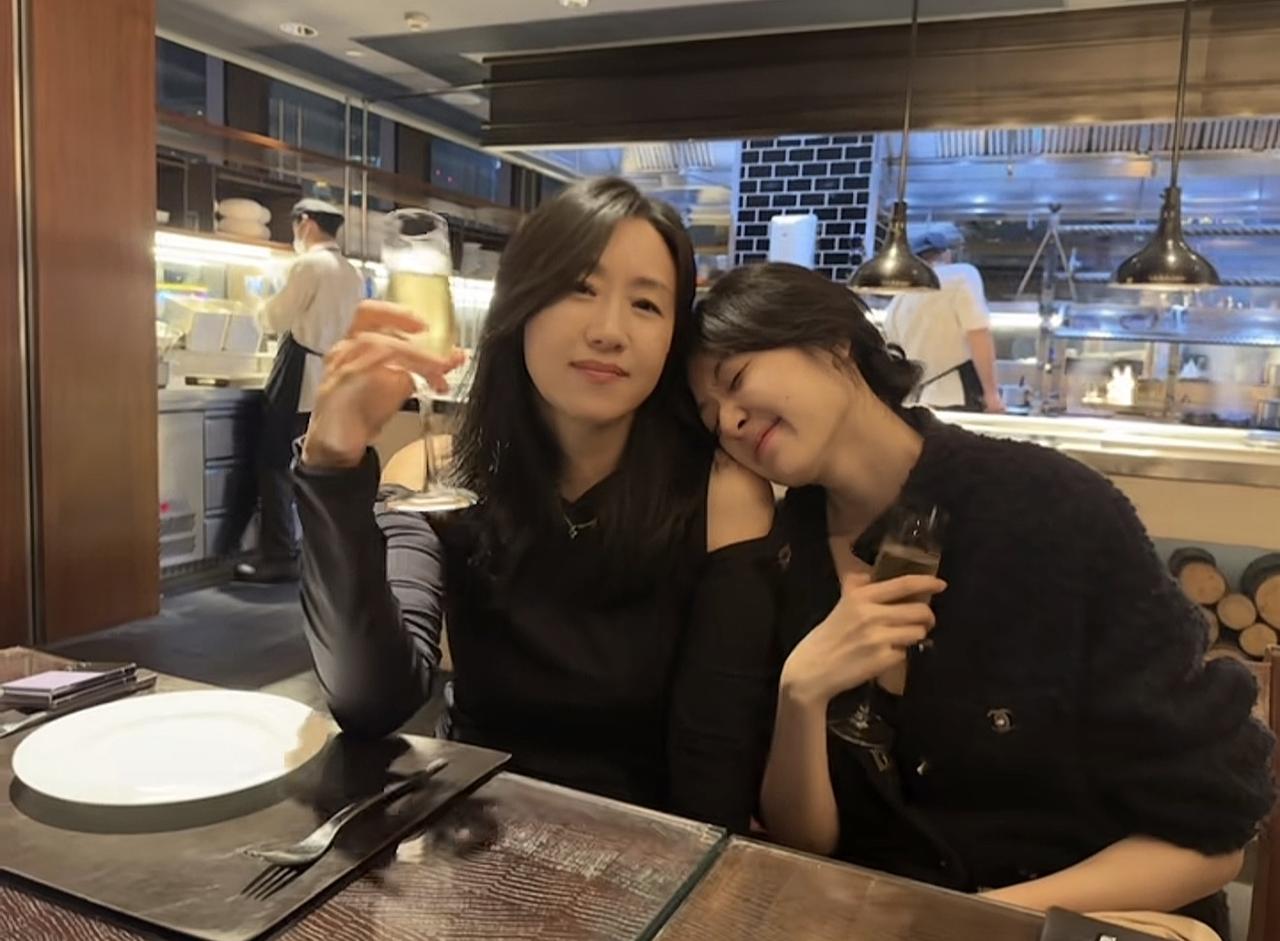 孙千在妈妈李奕霖面前撒娇的样子，她的妈妈好优雅啊。

这是2023年，孙千晒和妈
