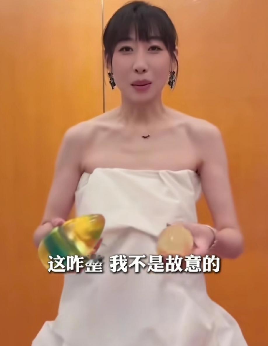 任素汐手里拿着坏掉的奖杯，一脸无辜的说道：“这咋整，我不是故意的，再给我一个奖杯