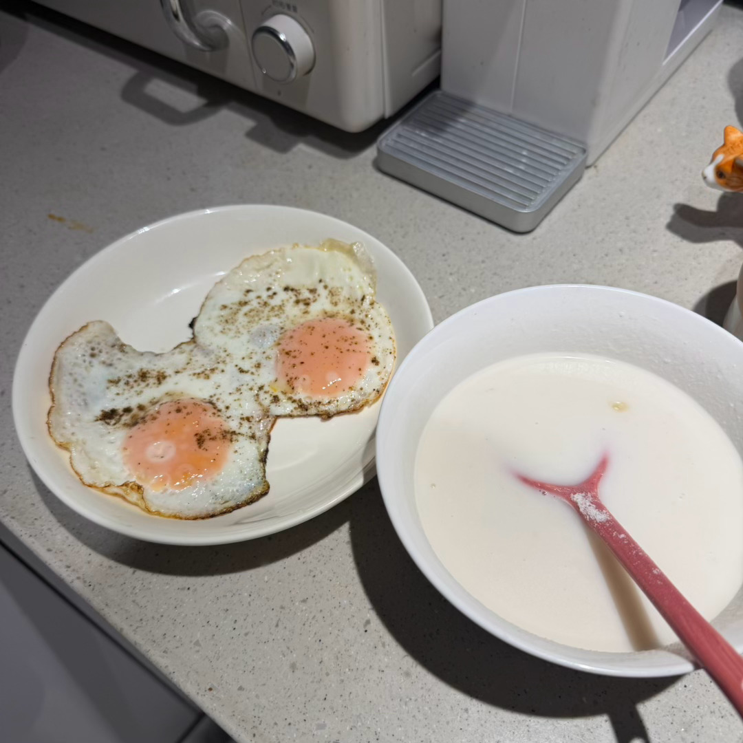 今天的蛋因为心情好煎的也特别漂亮哇(´-ω-`)这个白白的是杏仁七白粉 去年刷视