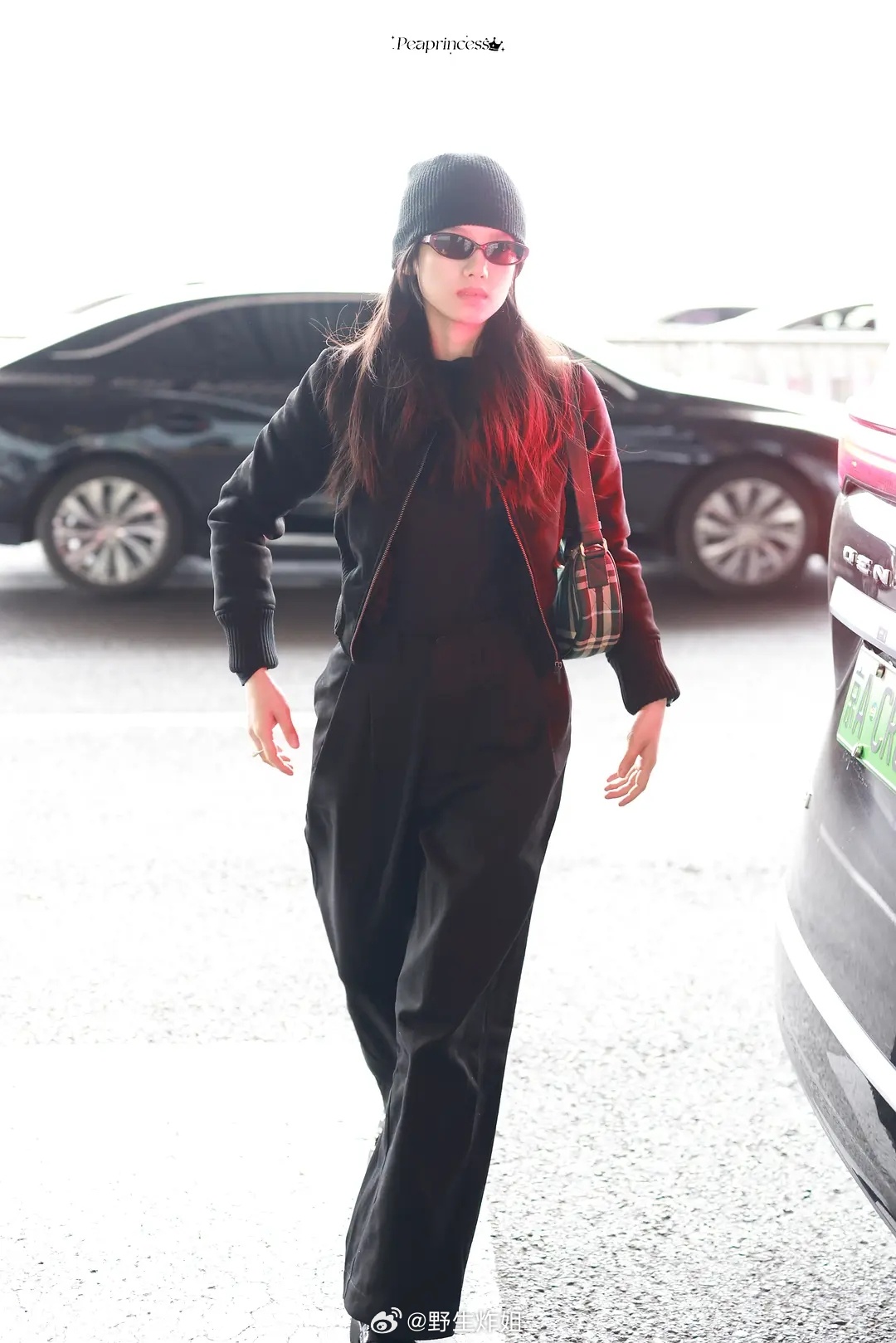 张婧仪出发深圳🛫进组《菜市场》很喜欢她戴冷帽，酷帅有型哈哈哈哈 