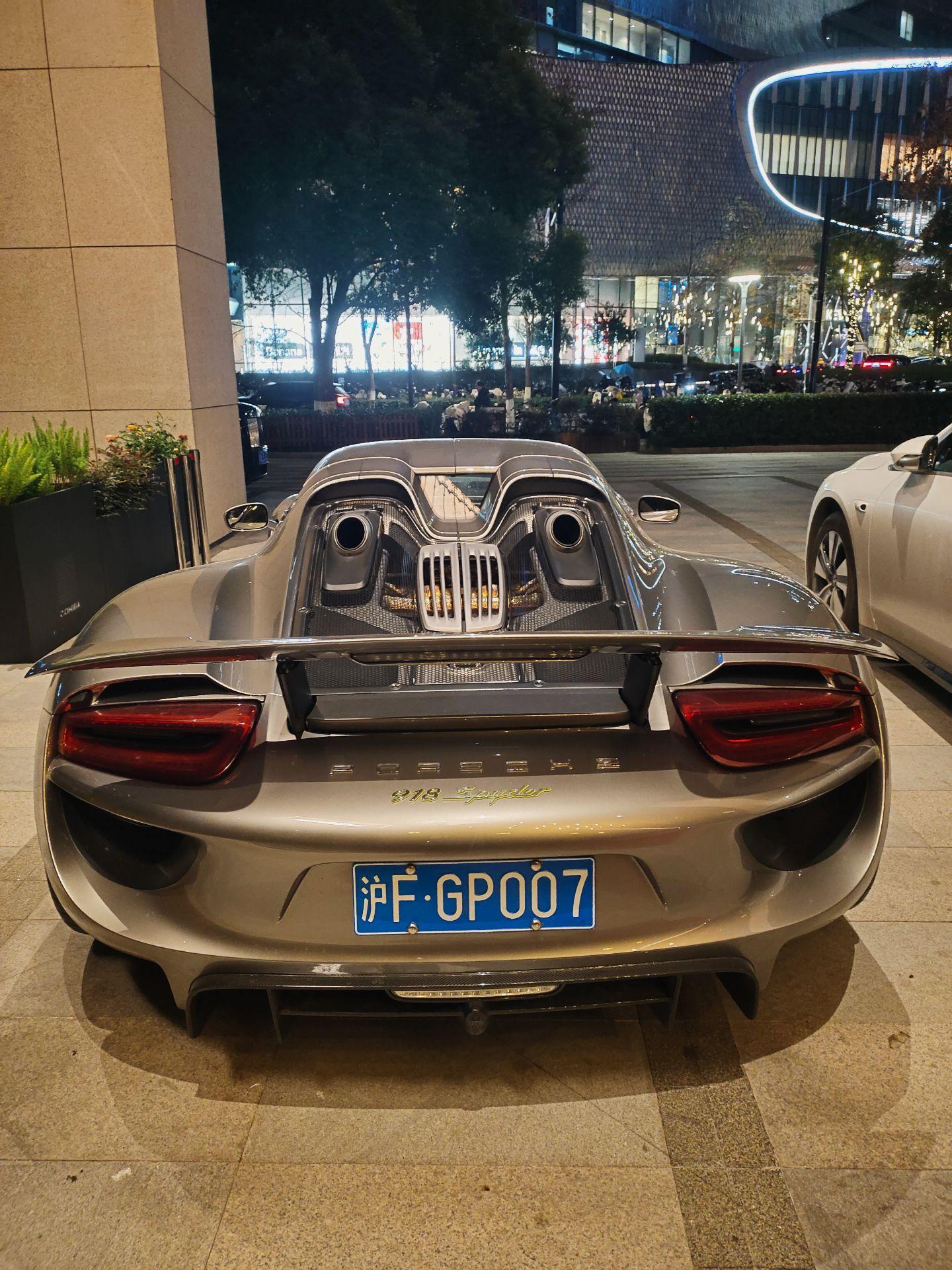 在杭州街头散步偶遇一辆上海的保时捷918，即使是十多年前的设计现在看来依旧超前