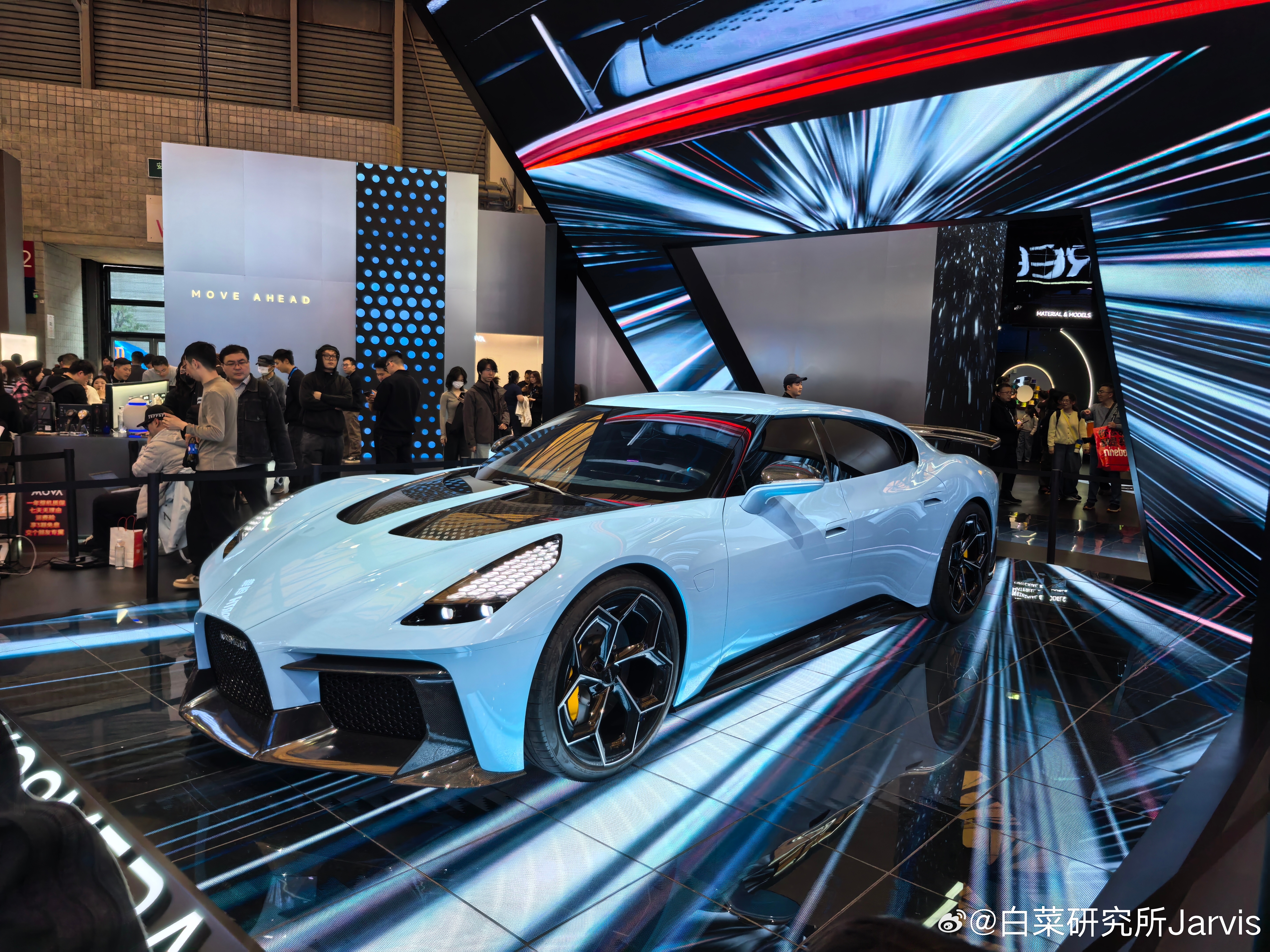 AWE展厅里的跨界造车们话说没进去们的追觅，听说U9类似物放在围栏里，后视镜掉了