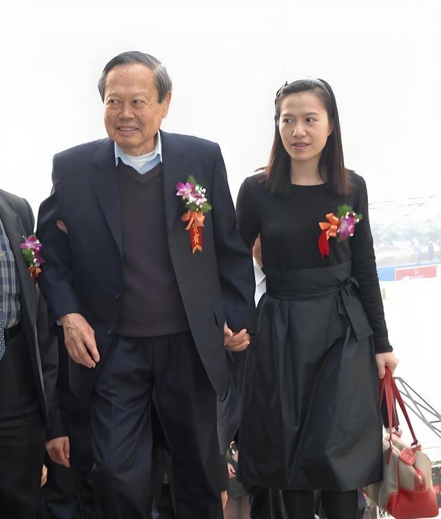 翁帆也不容易，守着杨振宁从28岁到49岁，已经21年了。可以这样说，翁女士把自己