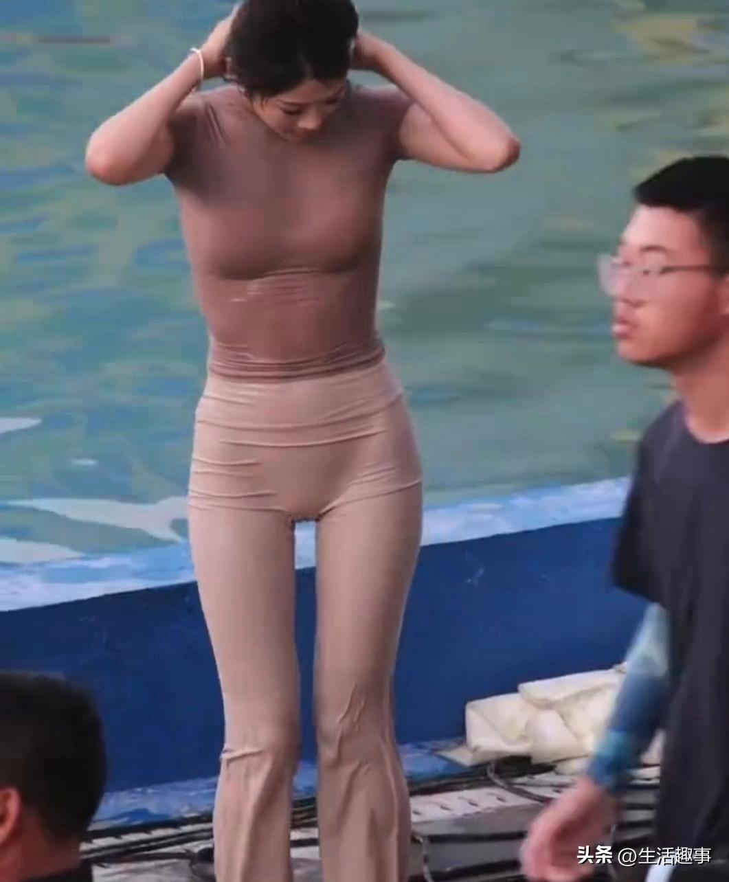 玩水上乐园，掉水里了