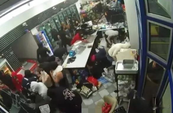 突发！美国传来可怕消息！

最新消息，美国突发大规模抢劫事件，一家便利店日前被近