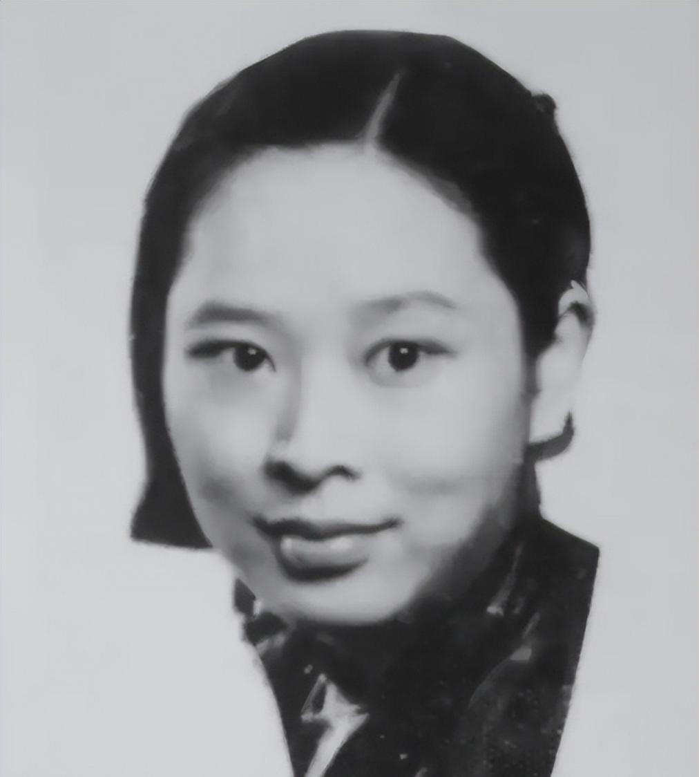她是黄埔校花，建国后成副部级，丈夫是开国元帅，儿子是少将。在风云激荡的中国革命史