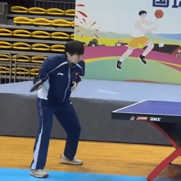 昨日与队友陈幸同、蒯曼等人一起在重庆参加国球进社区活动的王曼昱，与社区比赛男选手