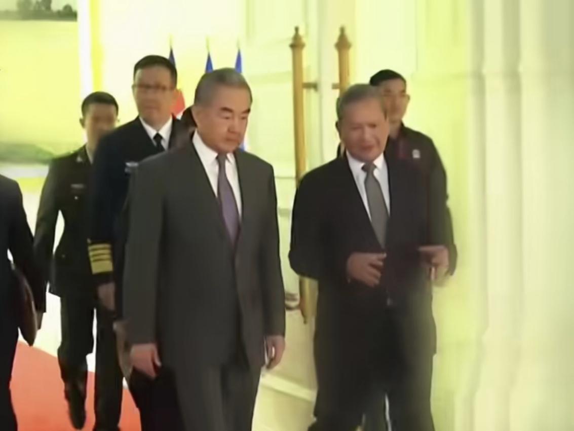 文武同出访柬埔寨定乾坤——外长防长联袂访柬意义非凡
 
外交部长、国防部长并肩出