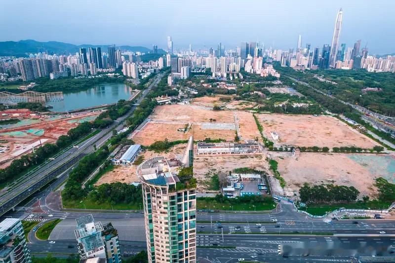 如果你回看过去一年深圳的土地打法，会发现一个非常清晰的脉络：不推巨无霸，专推核心