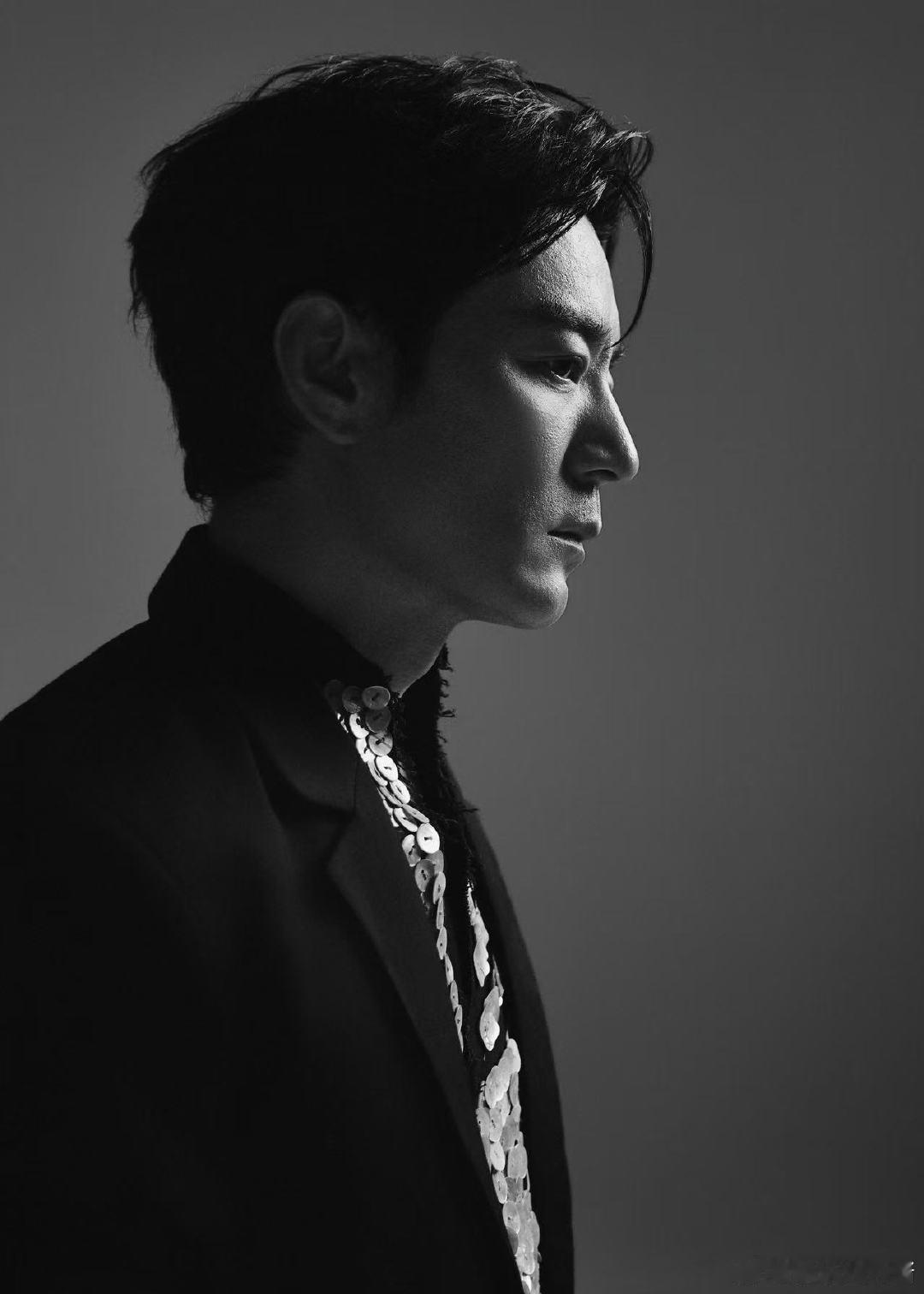 李光洁磁性低音炮 李光洁唱人声鼎沸不只是好演员，更是被演戏耽误的歌者！李光洁《人