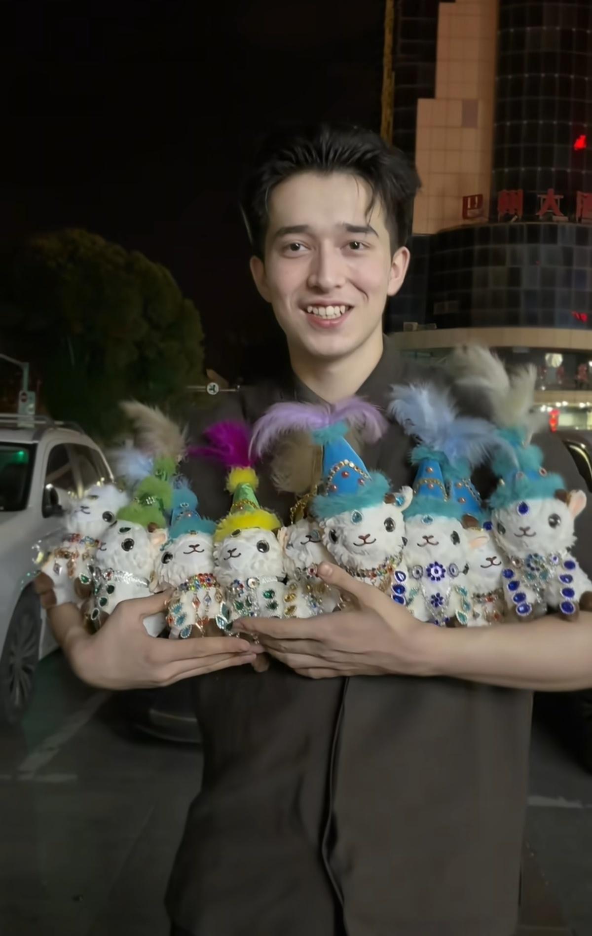 人气爆棚，彻底走红！
6月10日湖北消息，新疆乌鲁木齐手作小羊玩偶走红，不少游客