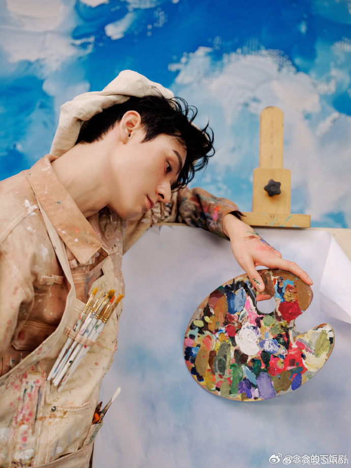 龚俊来VOGUE把花画成画龚俊VOGUE拍得好软萌！拿笔把花画出来，裤脚沾颜料也