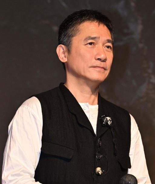 主持人对梁朝伟说："很多人都十分羡慕你，财务自由、不愁吃穿，想去哪里就去哪里！"