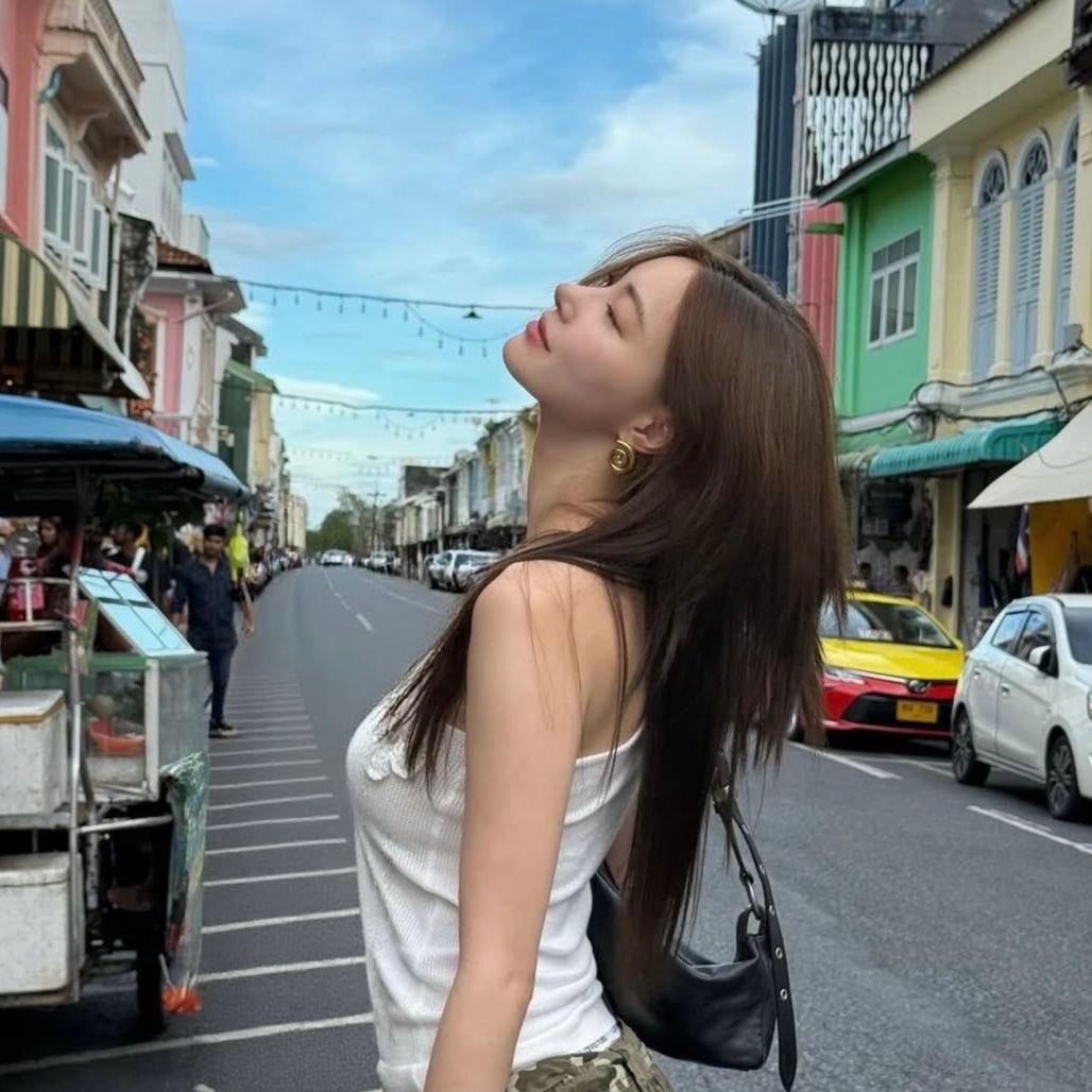 “自从我从瑞士回来，这是我见过最漂亮的人。而且她还是我家附近金店老板的女儿。”“