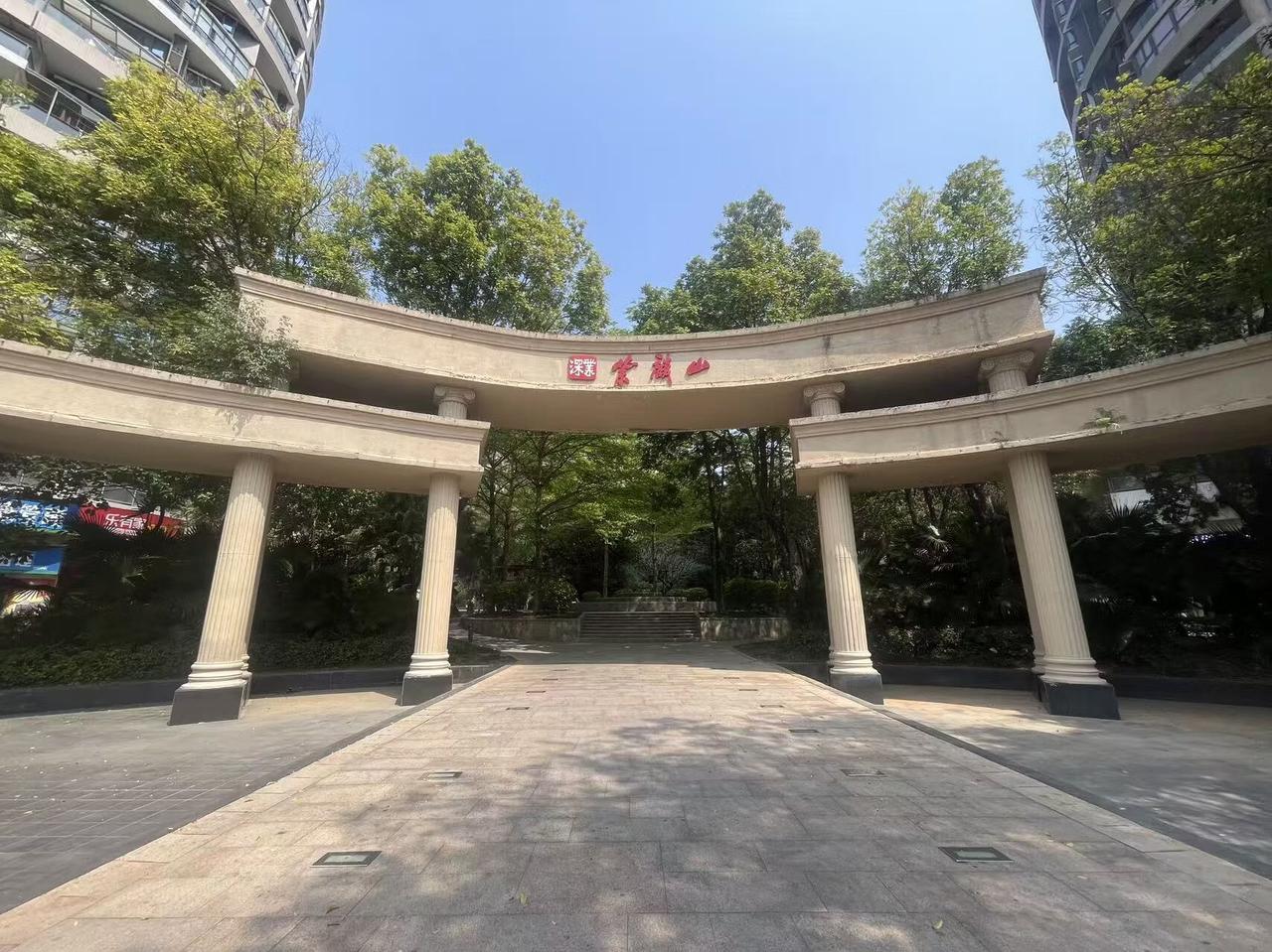 龙岗中心城别墅2.8万拍卖，高赠送/带花园，深业紫麟山别墅6折起~

深业紫麟山