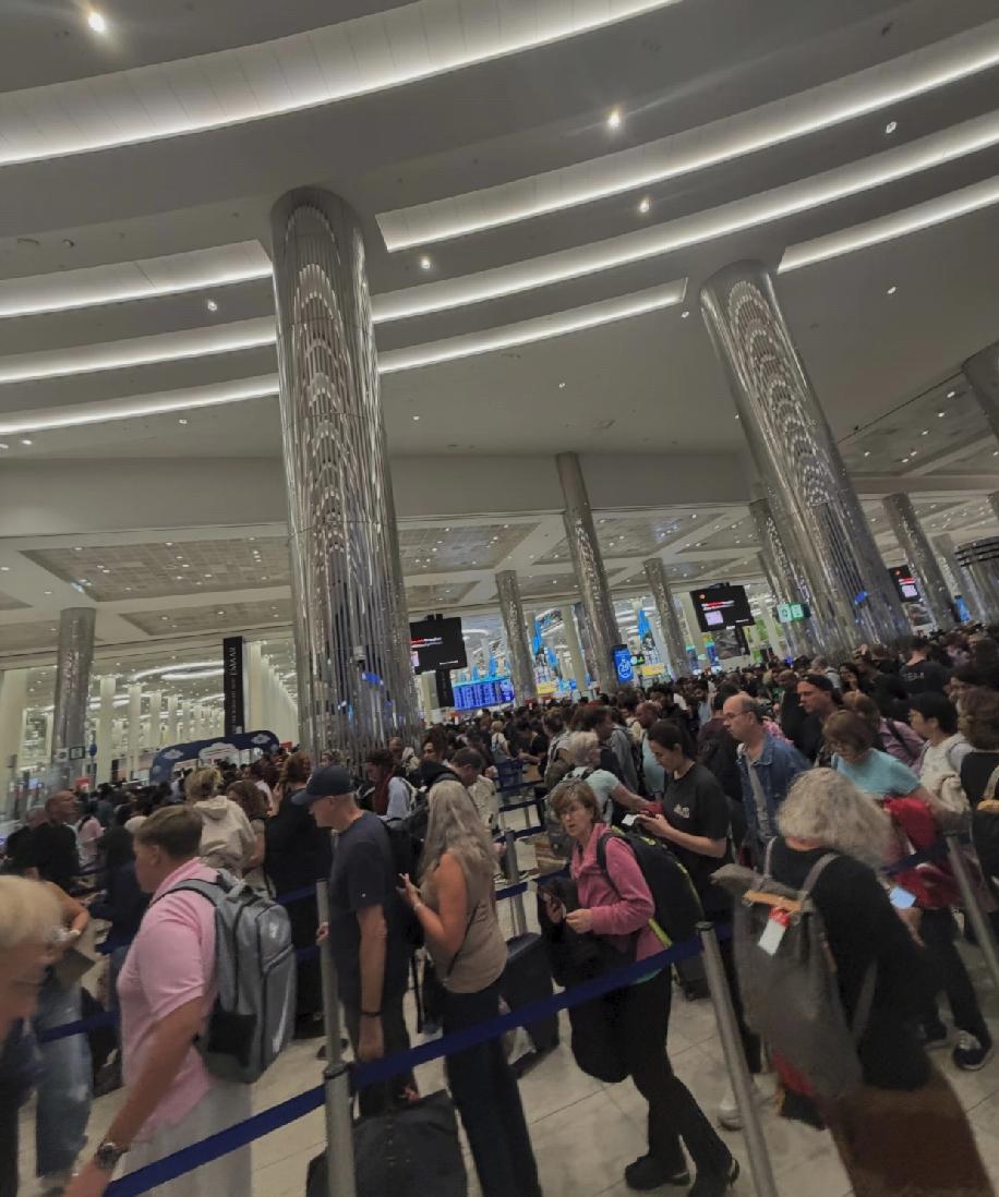 迪拜那边现在所有飞机都停飞了，当地还能听到爆炸声，机场里好多要走的人都滞留在那儿