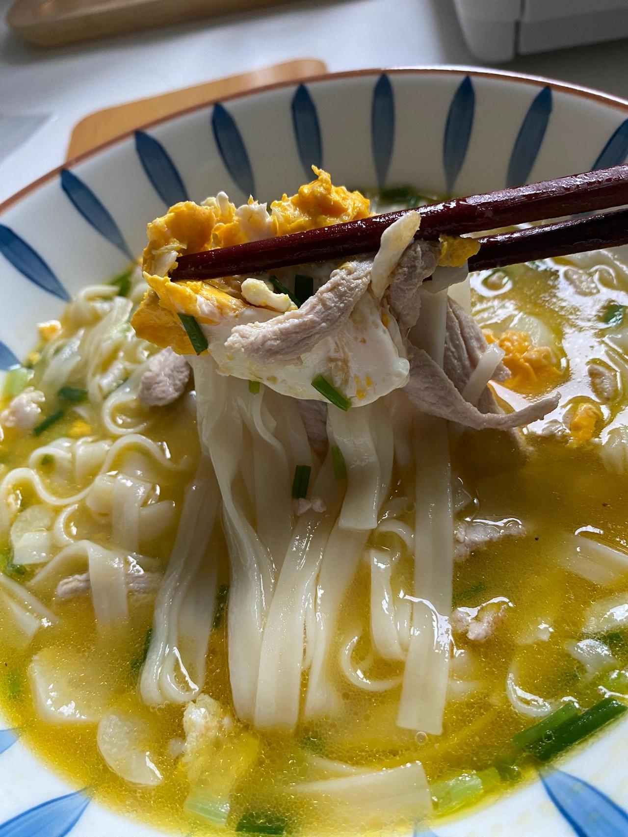 宅家整了一碗鸡蛋汆肉面，直接连汤都炫光！
最近总下雨不想出门，宅家里就爱做这碗鸡