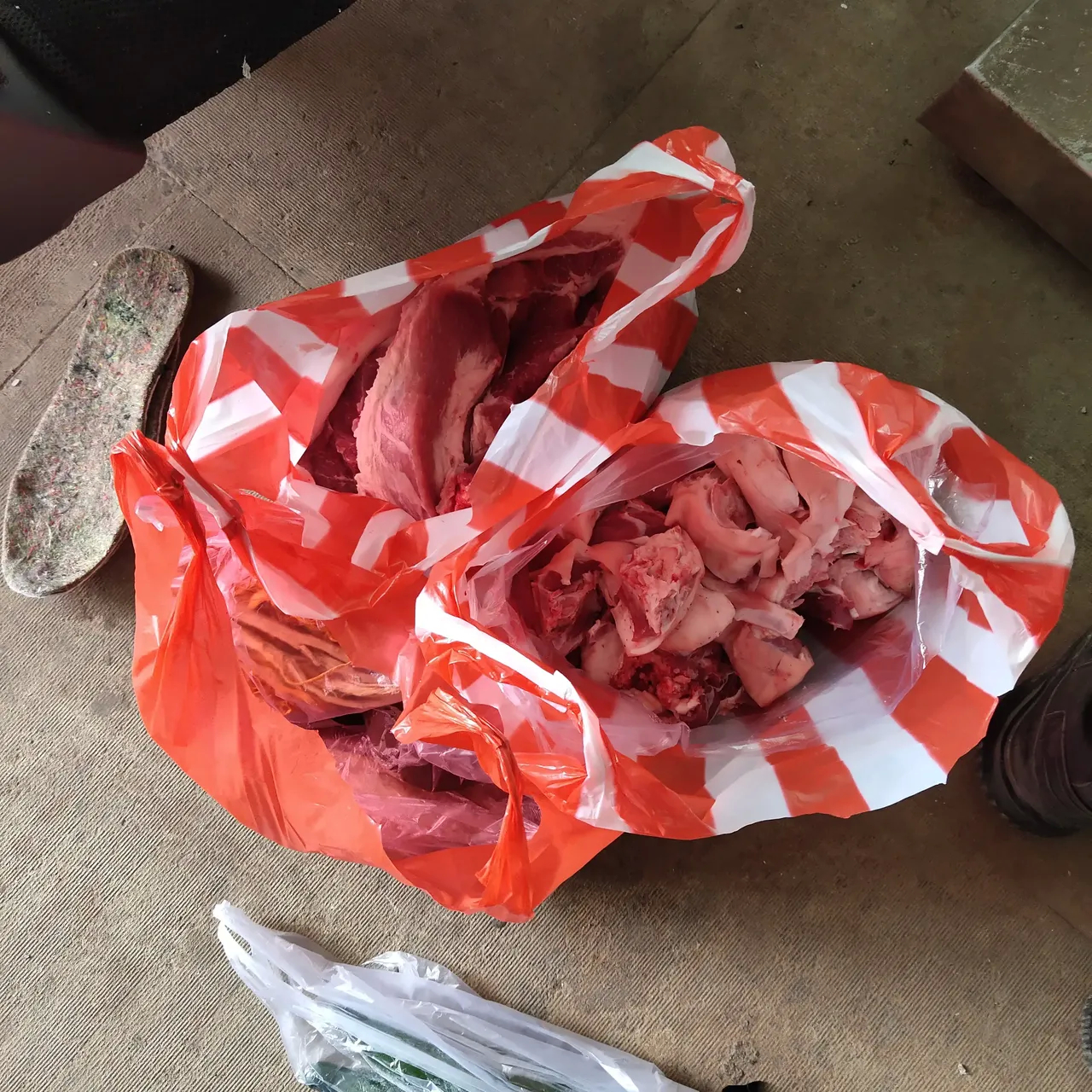 昨天邻居不在家让卖肉的往我家送了一个猪蹄五斤猪肉，让我垫付钱，我直接拒绝了，我说
