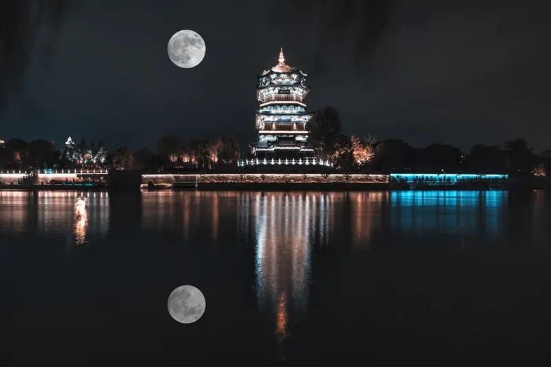 上联:月圆夜静影为伴，如何对下联风轻枝摇声做陪