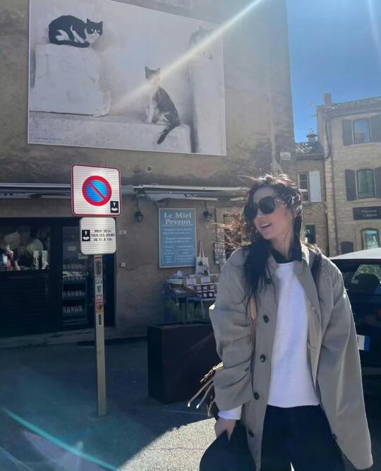 刘亦菲在法国🇫🇷街头走走停停