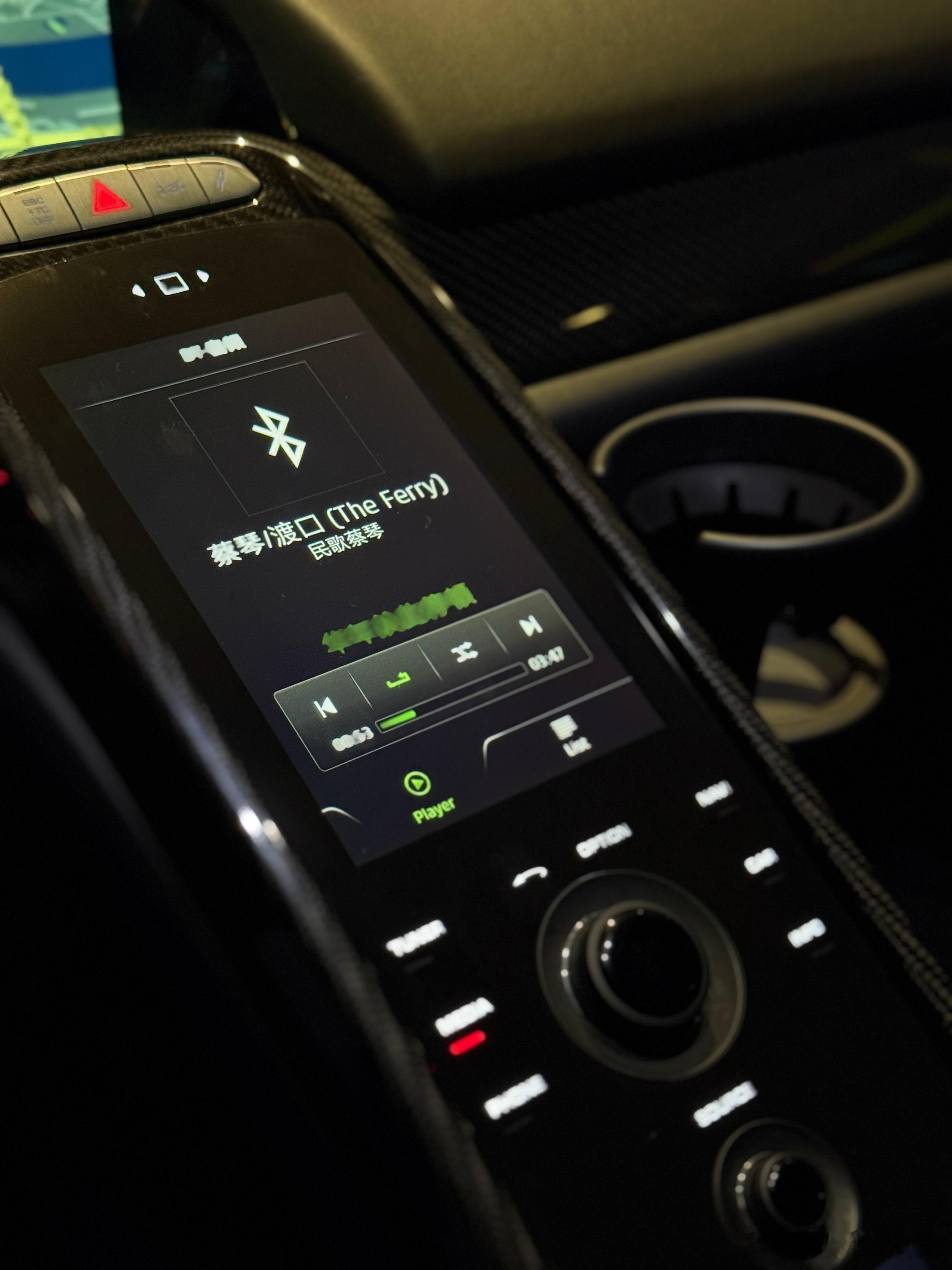 过年前夜访车友的展厅，有一台918放在我面前，我第一反应竟然是想上车连蓝牙听渡口