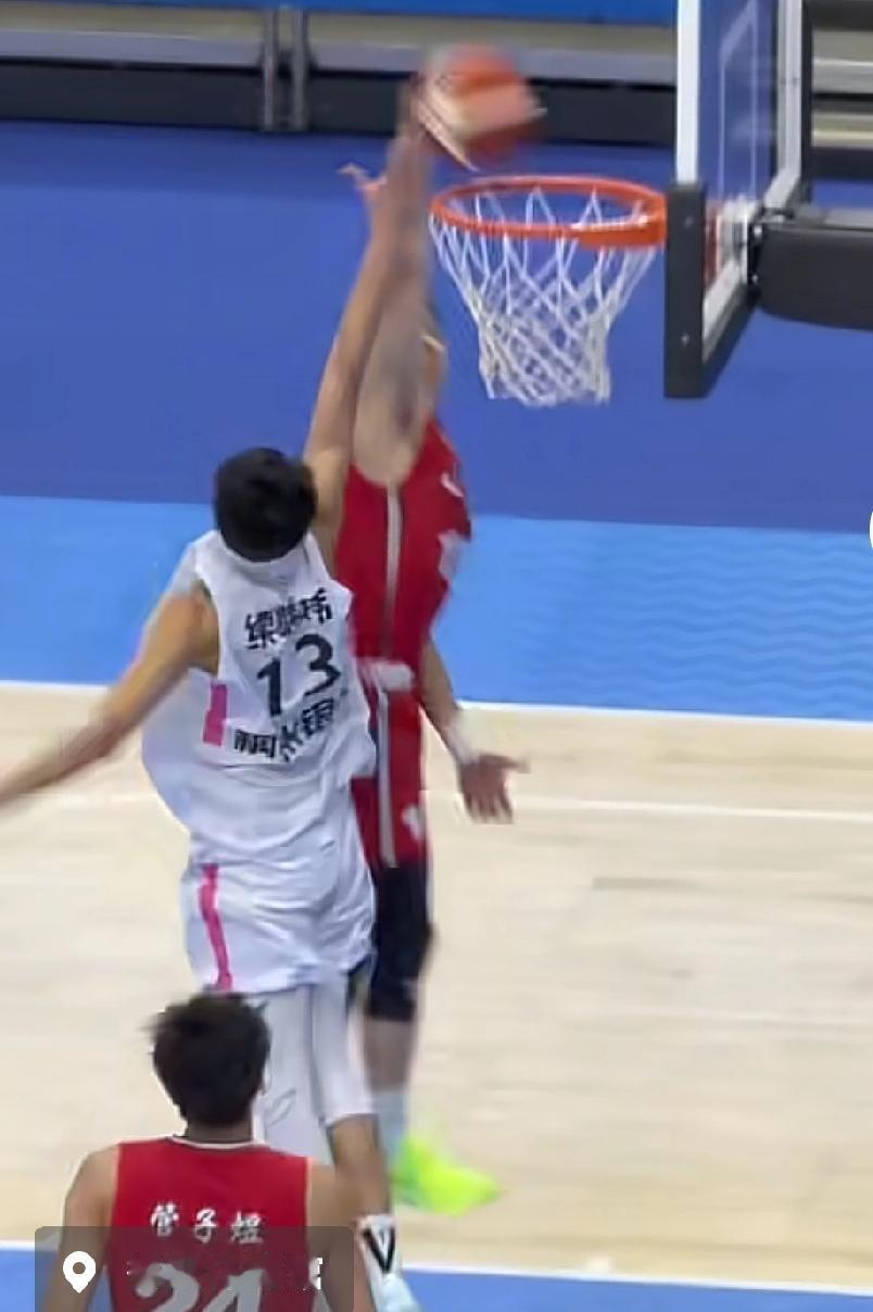 山东U22赢浙江进四强，段昂君摸头庆祝很霸气，这动作没有挑衅意味

即便黄明依和