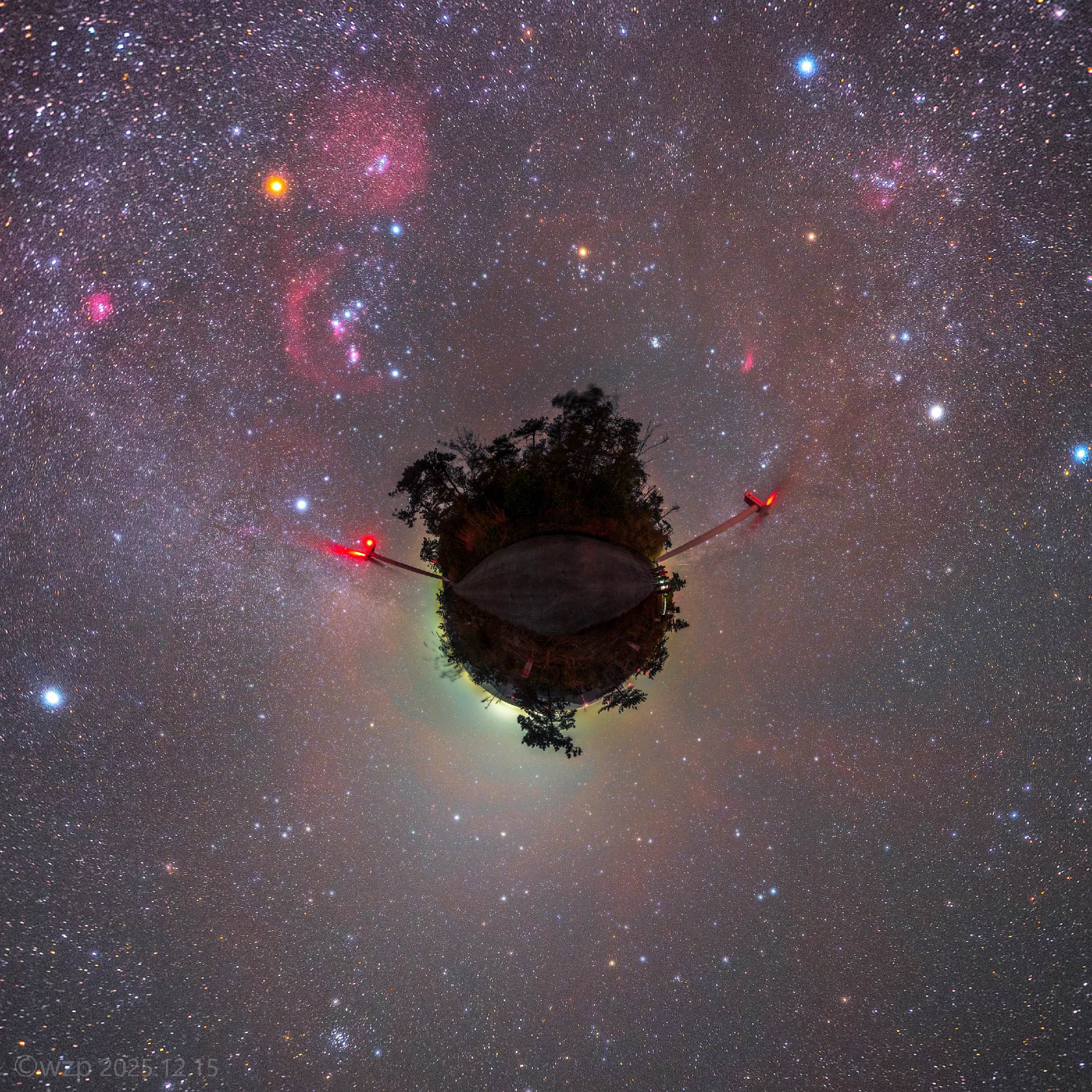 冬季银河包围着的小星球。