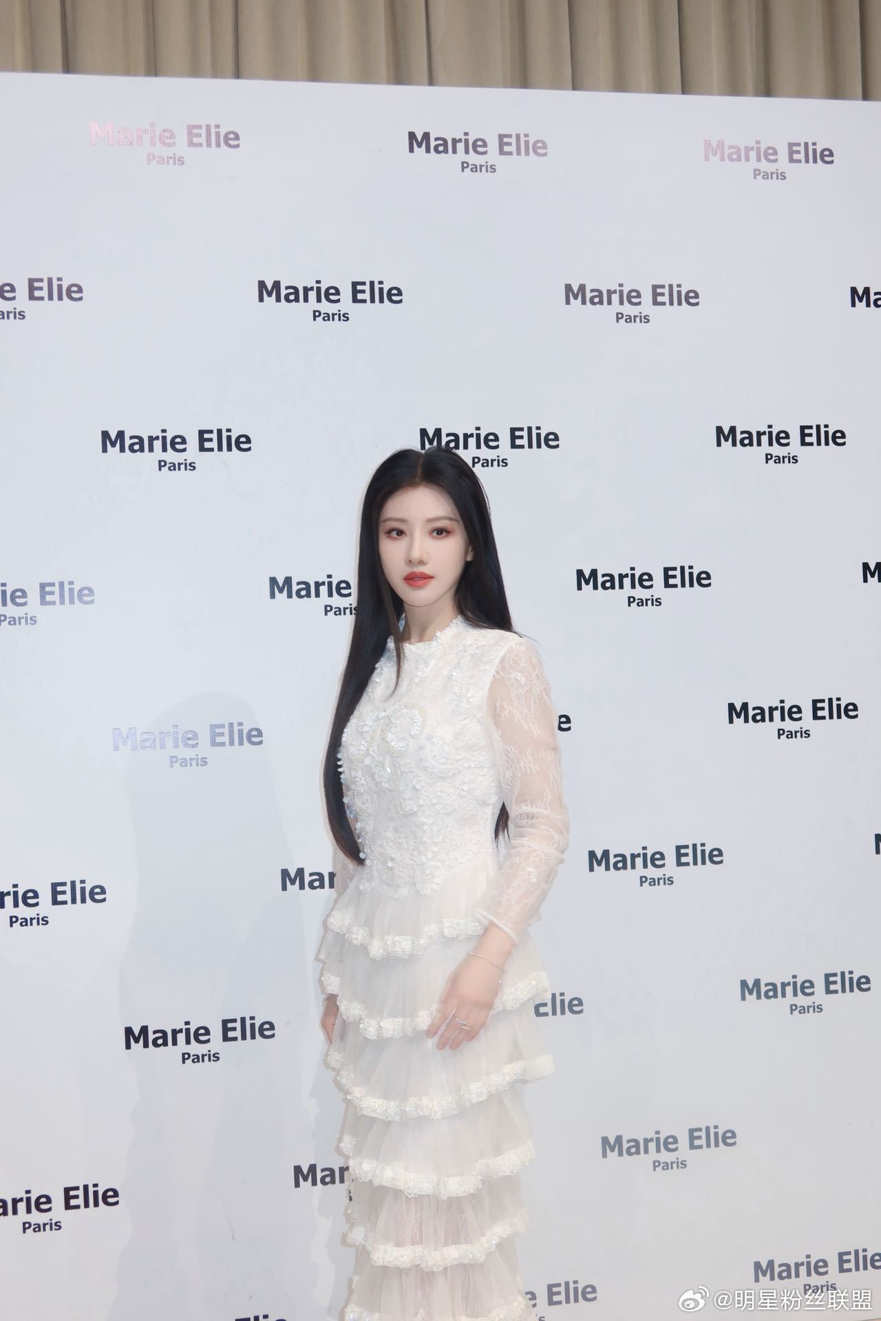 亮相上海时装周一袭白色薄纱仙裙温柔登场，轻盈灵动，氛围感直接拉满，让人一秒心动✨