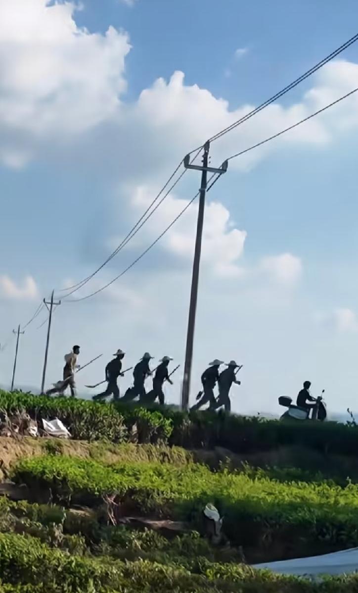 被这张图片震撼了。经了解男孩的父亲因病去世负债累累，母亲外出打工，目前只有他一个