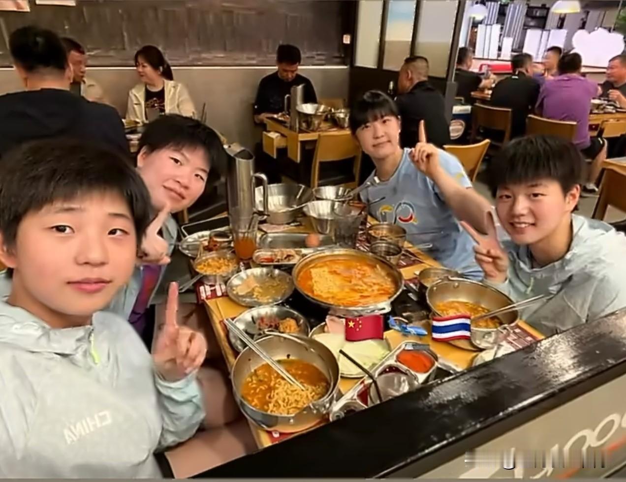 中国队小选手们，出征2026曼谷国际亚青赛。
看起来都好小，同龄人都在中考高考，