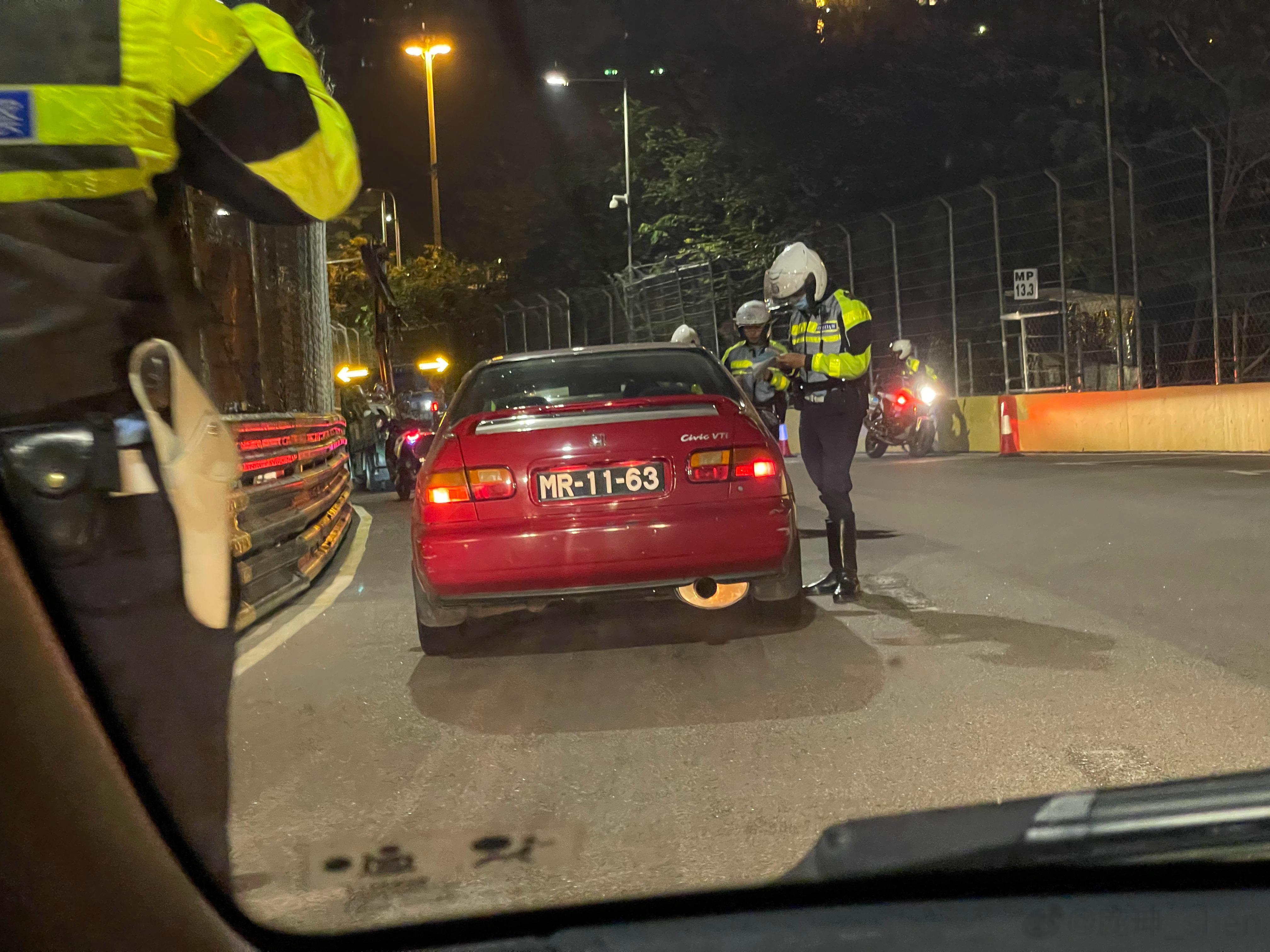 停车，熄火，接受检查。 ​​​