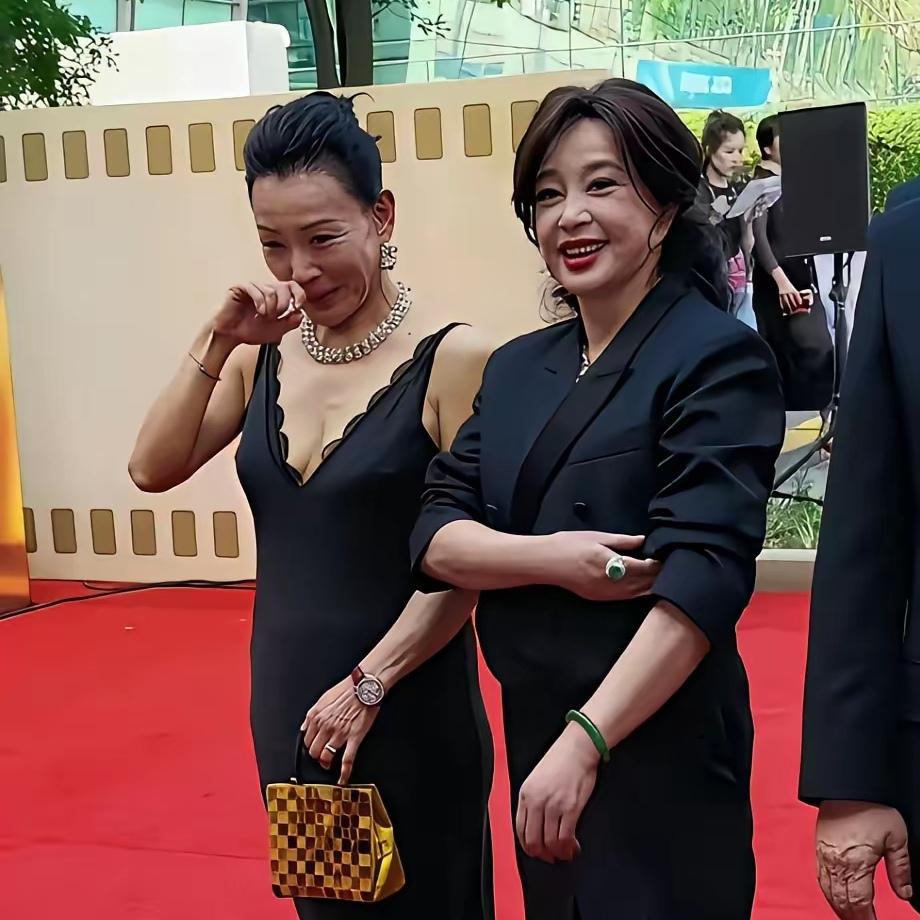 你敢信？有人穿吊带裙出门，却被吐槽“不知道自己多大岁数”！这穿搭和年龄之间，到底