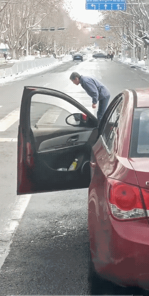 白车和红车都停了下来，不再往前开了。
红车上的女子从驾驶室下来，好似要问白车司机