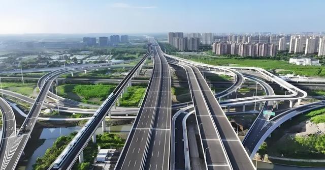 14亿中国人养不起高速？8年亏空6万亿，美国高速免费却能盈利。美国的高速随便上，