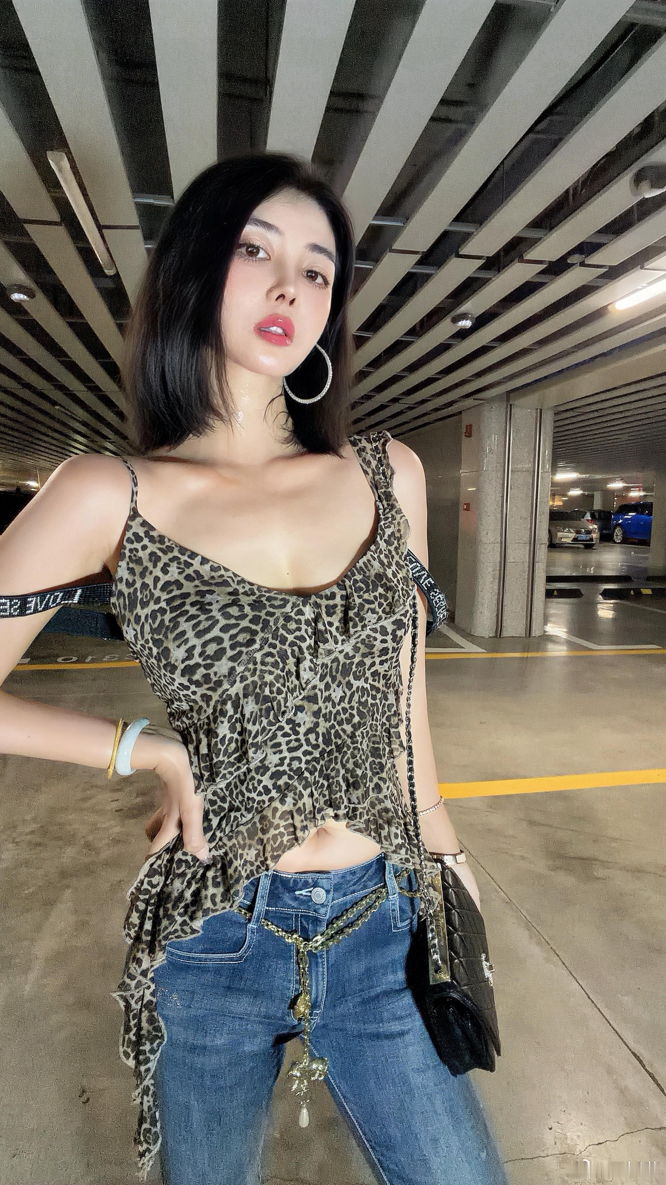 千禧辣妹y2k 吸引力是一个人停止表演后自然发出来的光 