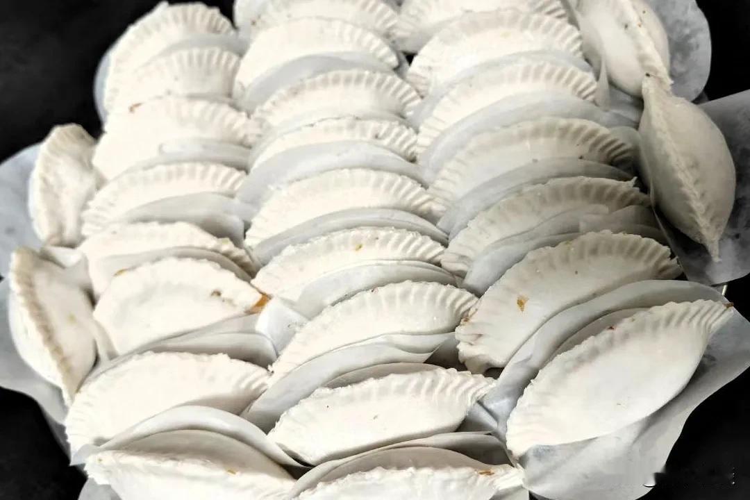 今日腊月二十八，打糕蒸馍贴花花！
老话说：二十八，把面发，家家户户备年货，年味越