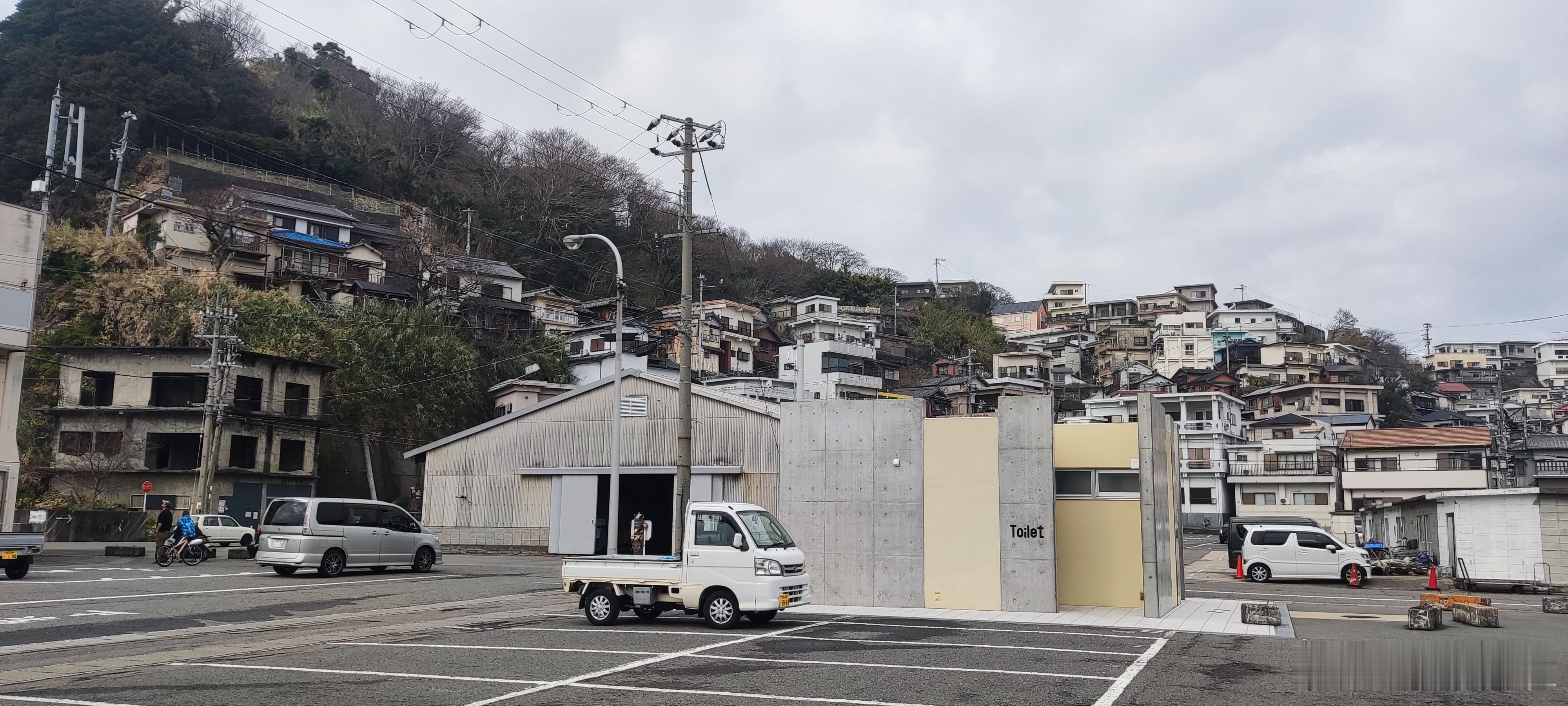 今天来到了岸田文雄首相两年前被丢土炸弹的地方。杂贺崎。具体地点是图五和图六。炸弹