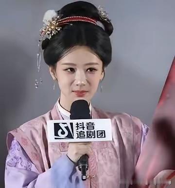 磨皮过度反到遮住了杨紫的美貌！