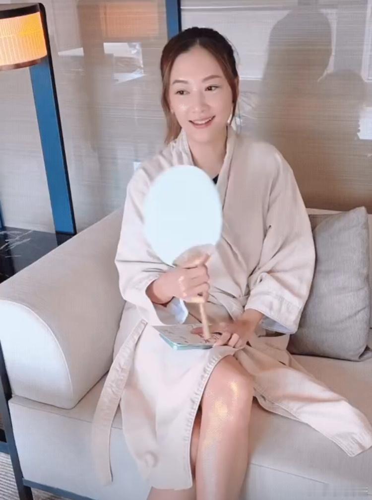 #应采儿回应生三胎#应采儿真的很可爱，活泼开朗还爱笑，他在回应网友生三胎时说。生