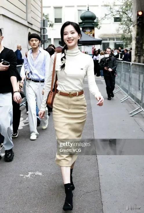 巴黎这一夜：迪丽热巴再现捂胸名场面，辛芷蕾肿了，向佐穿了个啥