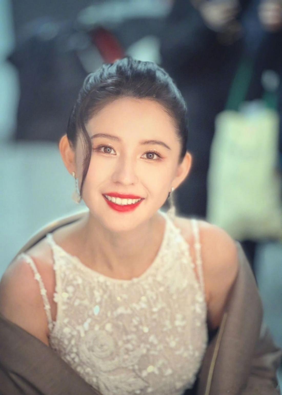 内娱终于有明星拍出电影感画面了 演员出身的黄觉确实更懂如何捕捉人物的神韵，他镜头