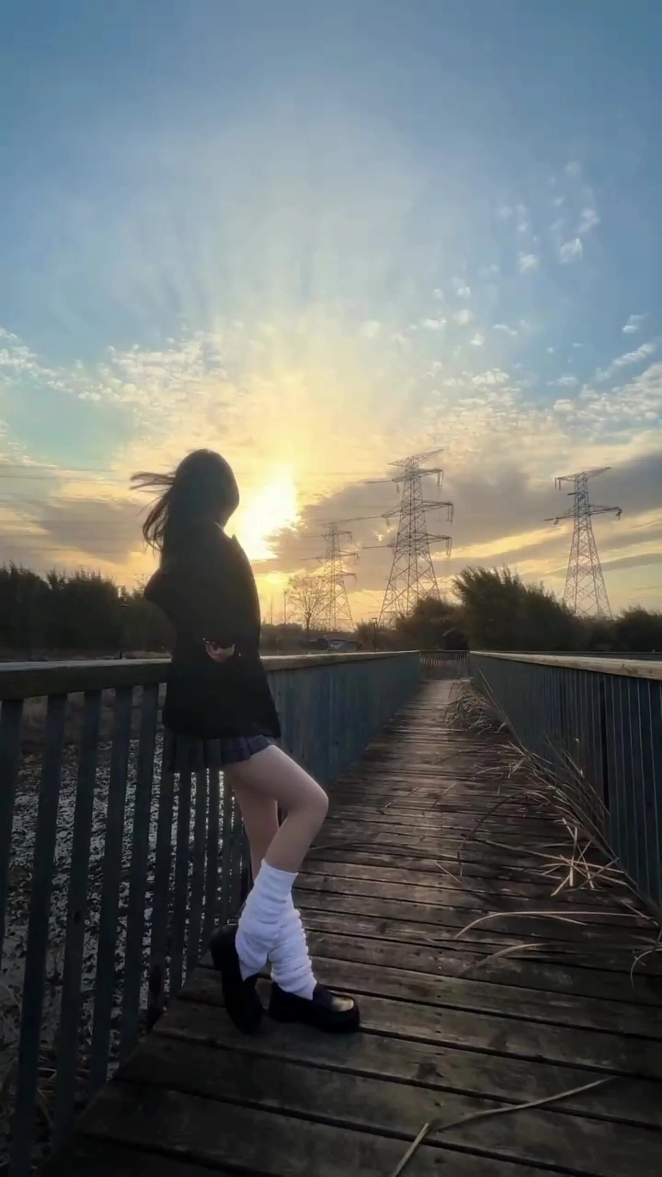 "再爱就不礼貌了，还是谢谢你，让我明白了什么叫做一往情深却又一文不值...