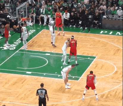 尴尬！今天英格拉姆被绿军帽傻了！
在今天NBA季前赛猛龙对阵凯尔特人的第二节比赛