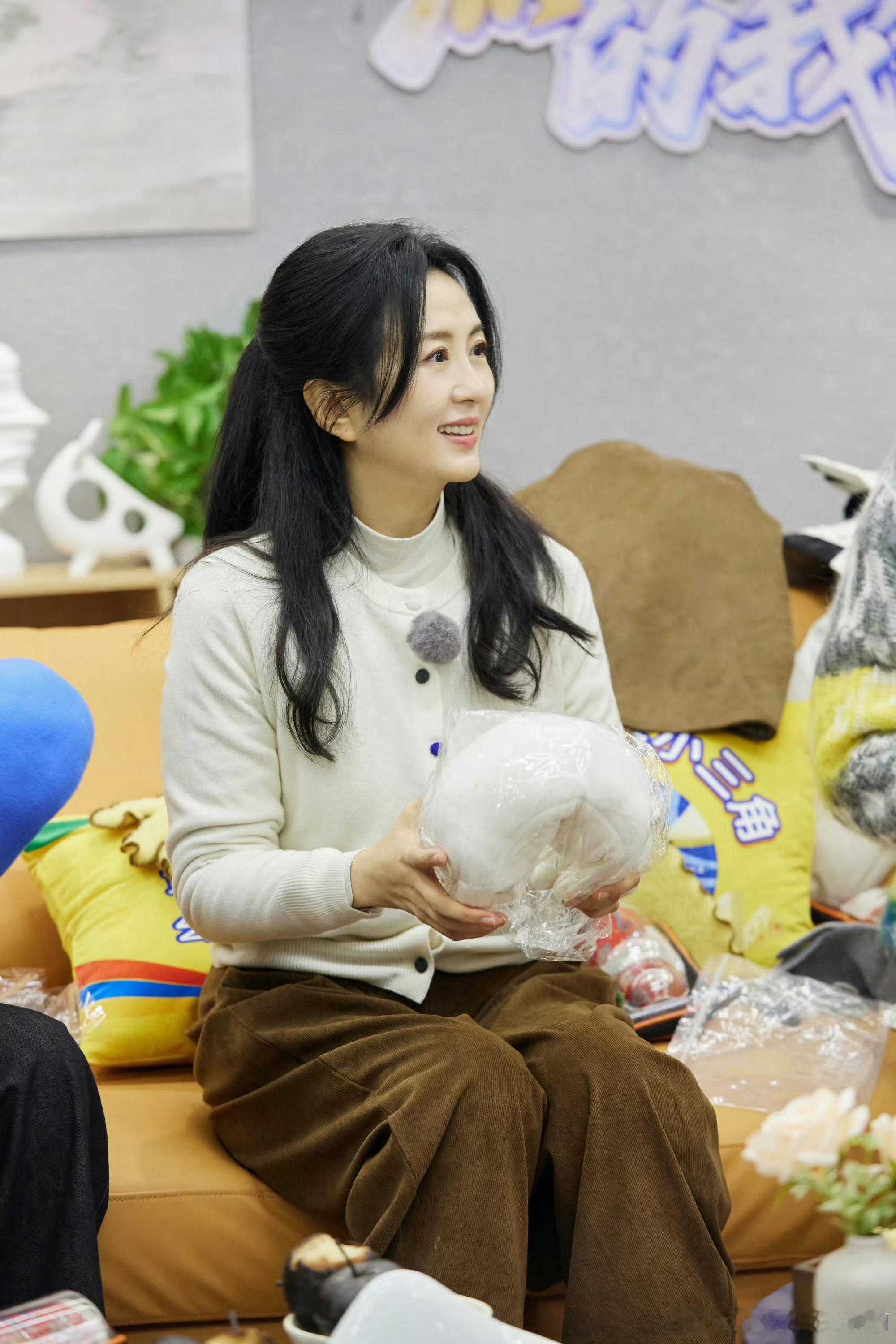 杨童舒综艺感藏不住了 杨童舒的综艺感绝了啊一开口就有笑点，跟嘉宾互动也超级有爱，