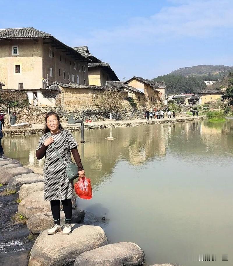 福建土楼厦门旅游是非常友好惬意的，只是购物店居多，如丝绸，炊具，珠宝，乳胶床垫枕