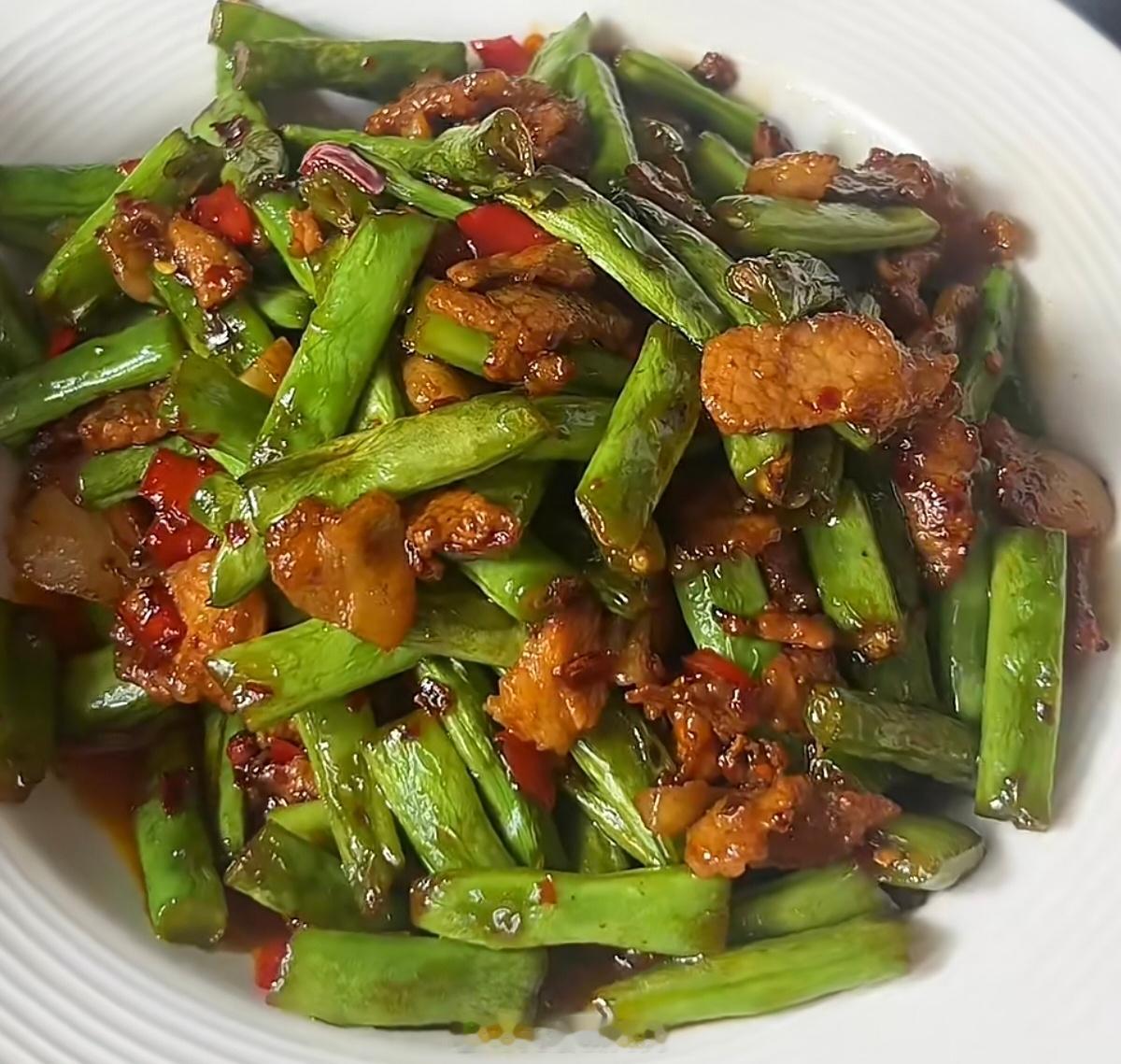 早知道不偷懒了呜呜呜呜呜我想吃的四季豆炒肉是前两张图实际上给我的是图三我还特意交